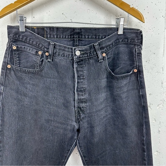 Levi’s Men’s size 35 x 33 Washed Black 501 Original Straight Fit Jeans - Picture 3 of 14